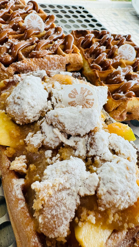 Drei Waffeln - eine mit Apple Cumble und zwei gesalzenem Karamell