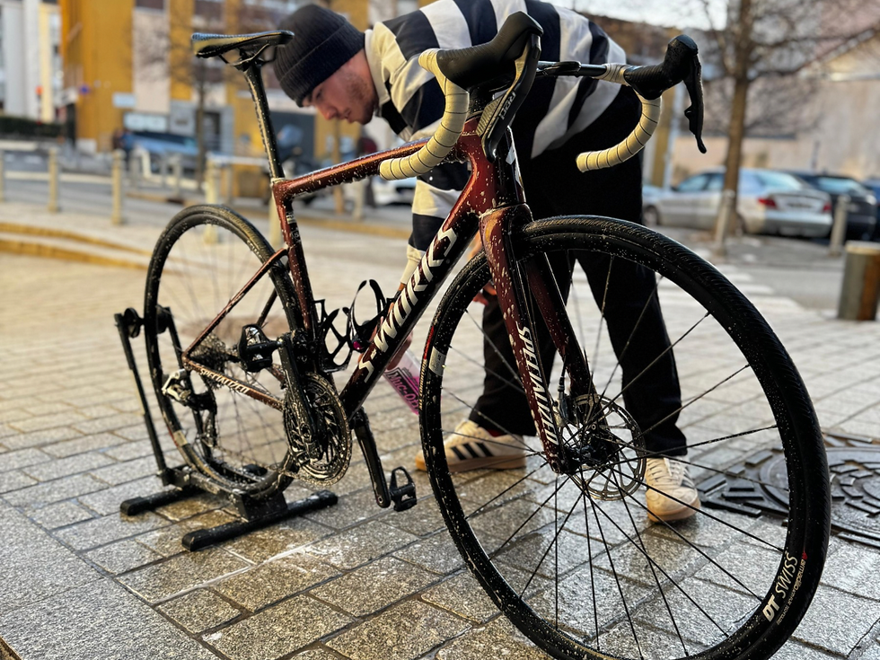 Homme qui nettoie un vélo de route Specialized