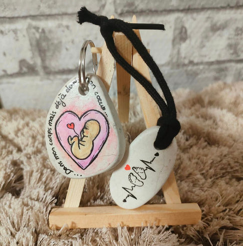 porte clé naissance galet peint