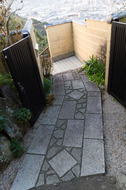 階段へ続く石畳