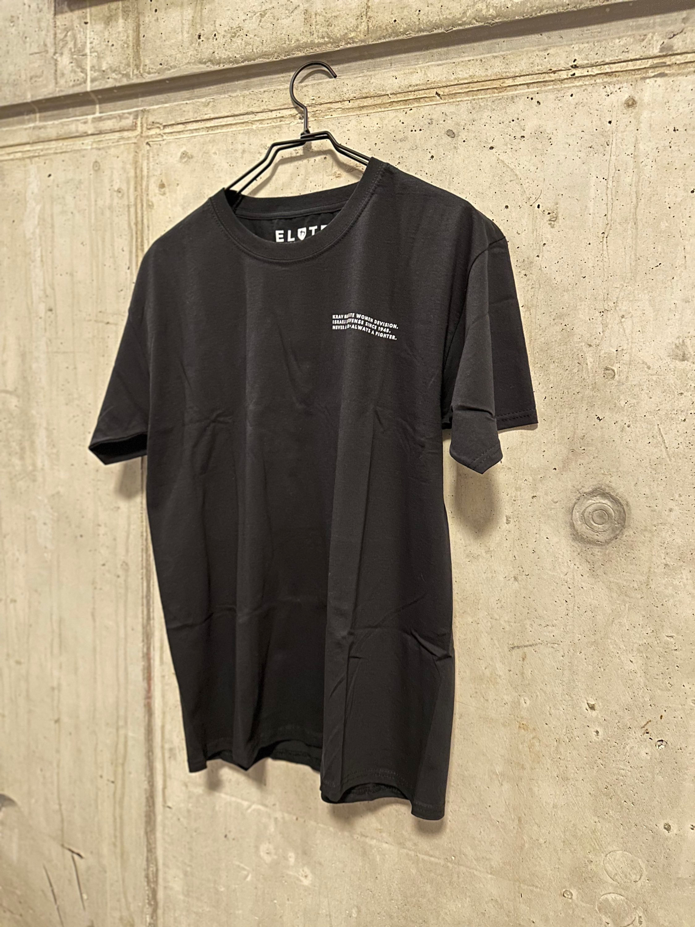 'Hits like a girl'- T-Shirt