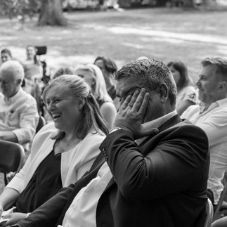 Papa qui pleure au mariage de son fils