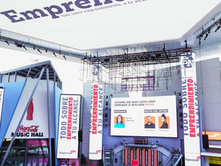 Pantallas de Distrito T-mobile con Promo de Emprende Notas