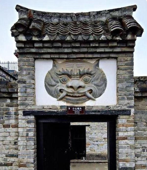 Bi An on Top of the Door of a Prison