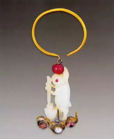 Jade Rabbit Pounding Medicines Earring, Unearthed from Grave of Wanli Emperor