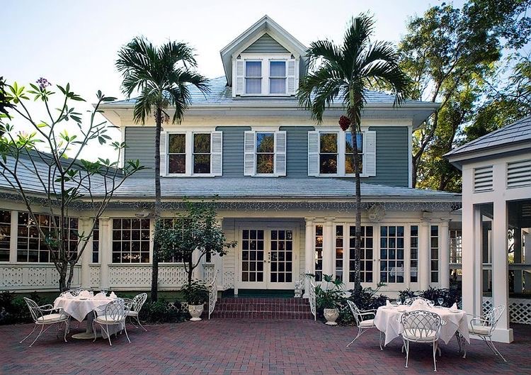 Courtyard dining tables at The Veranda in Fort Myers