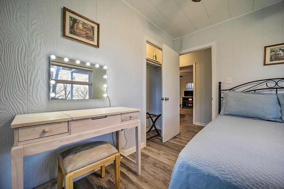 honeybear_bedroom2_desk_lightedmirror