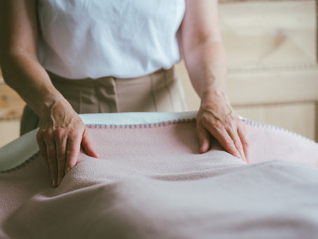 Hænder der behandling klient med kranio sakral terapi