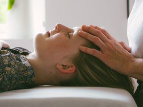 Skolepige får behandling med kranio sakral terapi