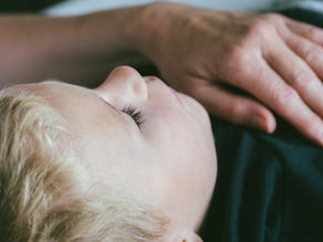 Dreng der får kranio sakral terapi