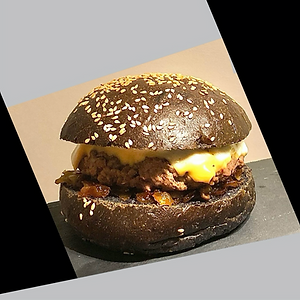 Burger pain au charbon boeuf et oignon caramélisé