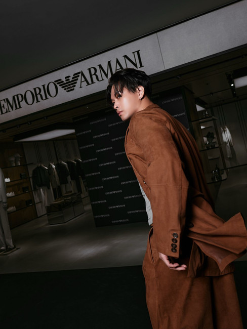 高爾宣為Emporio Armani 臺灣第一間精品店站台 ©️ Emporio Armani