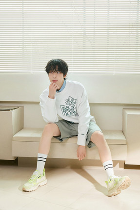 ATEEZ成員丁潤浩 ©️ Maison Kitsuné