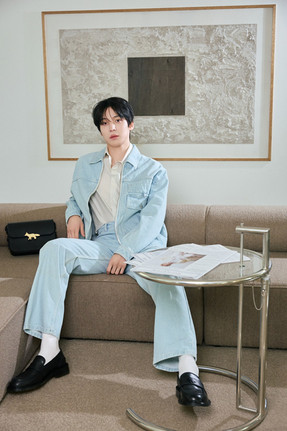 ATEEZ成員丁潤浩 ©️ Maison Kitsuné