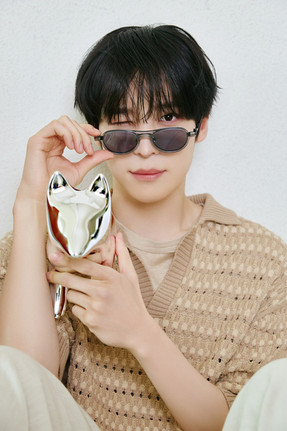ATEEZ成員丁潤浩 ©️ Maison Kitsuné