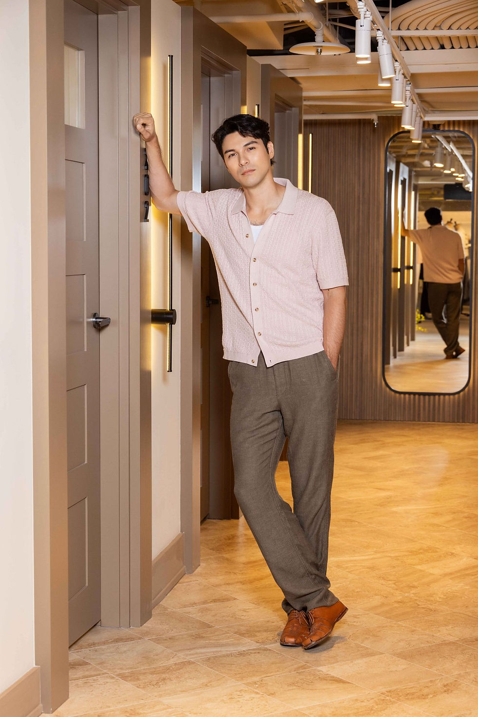 鳳小岳身穿Abercrombie & Fitch粉紅上衣與淺色休閒褲 ©️ Abercrombie & Fitch