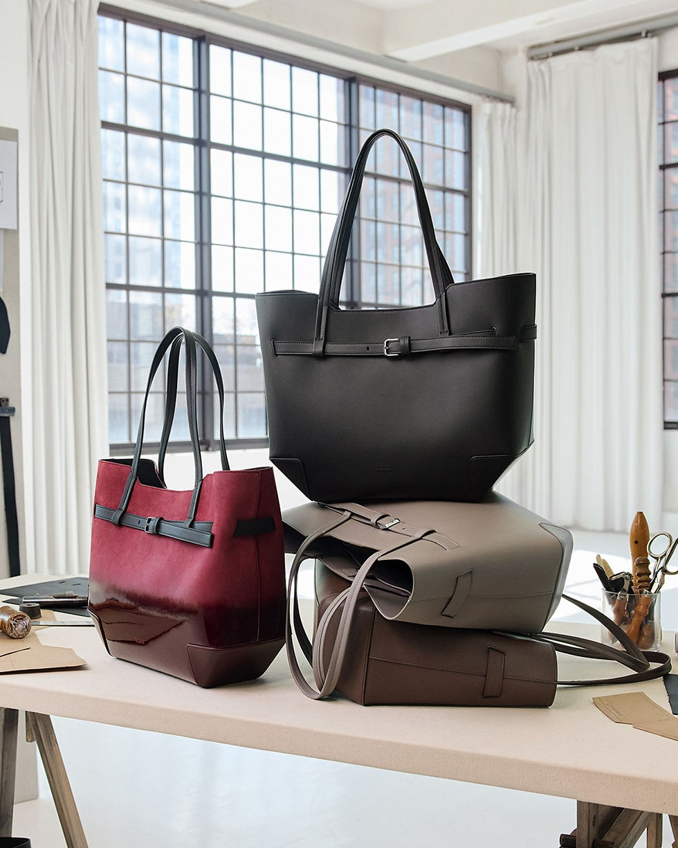 TUMI FW26新品 Adatto系列皮革托特包 (左)漸層玫瑰木 NTD 44000、(右上至右下) 黑色、灰褐、沉木棕©️TUMI