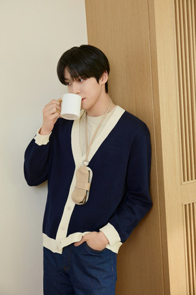 ATEEZ成員丁潤浩 ©️ Maison Kitsuné