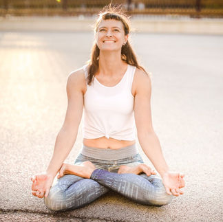 Lisa in der Yoga Asana "Lotus" in Wien auf dem Boden