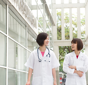 แพทย์หญิงสองคนกำลังเดิน