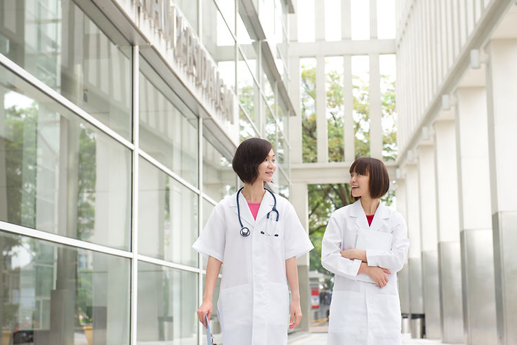 Médicos caminando afuera