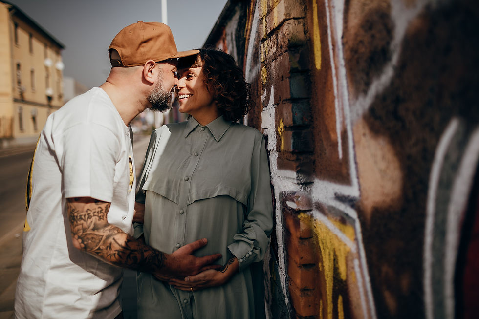 coppia uomo donna con murales