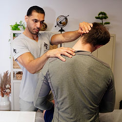 Unsere klassische Massage in Berlin ist ideal, um Verspannungen zu lösen, Stress abzubauen und neue Energie zu tanken. Durch gezielte Griffe wird die Durchblutung gefördert, die Muskulatur gelockert und das allgemeine Wohlbefinden verbessert.  Bodycompass bietet klassische Massage Berlin als mobile Behandlung an – bequem bei dir zuhause oder im Büro. Jede Massage wird individuell auf deine Bedürfnisse abgestimmt und professionell durchgeführt.  Die klassische Massage eignet sich besonders bei Rücken-, Nacken- und Schulterverspannungen sowie zur Entspannung nach körperlicher oder mentaler Belastung.
