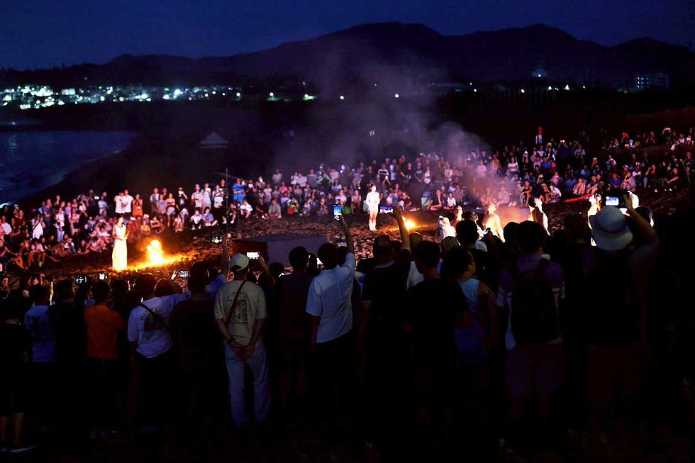 新北金山「2025北海潮與火」夜間活動,民眾圍繞火焰表演於海岸邊觀賞,夜色下呈現文化與觀光結合的盛會場景。