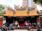 慈聖宮的外觀，見證著這片土地的歷史與文化，成為無數美食愛好者的聚集地。