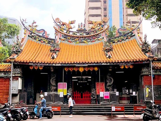 慈聖宮的外觀，見證著這片土地的歷史與文化，成為無數美食愛好者的聚集地。