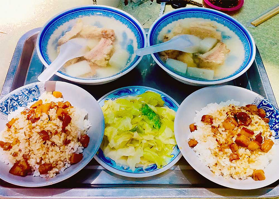 排骨湯、高麗菜、滷肉飯的豐富組合,展現了在慈聖宮前的美食之旅。