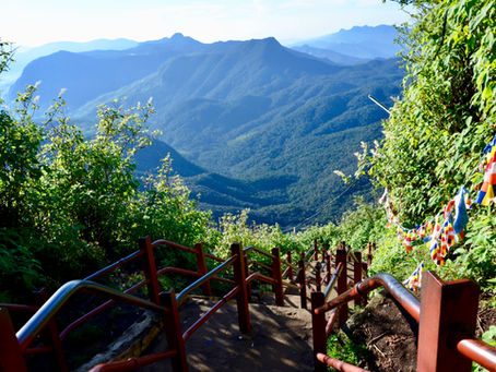 5000 schodov na vrchol posvätnej hory Adam's Peak