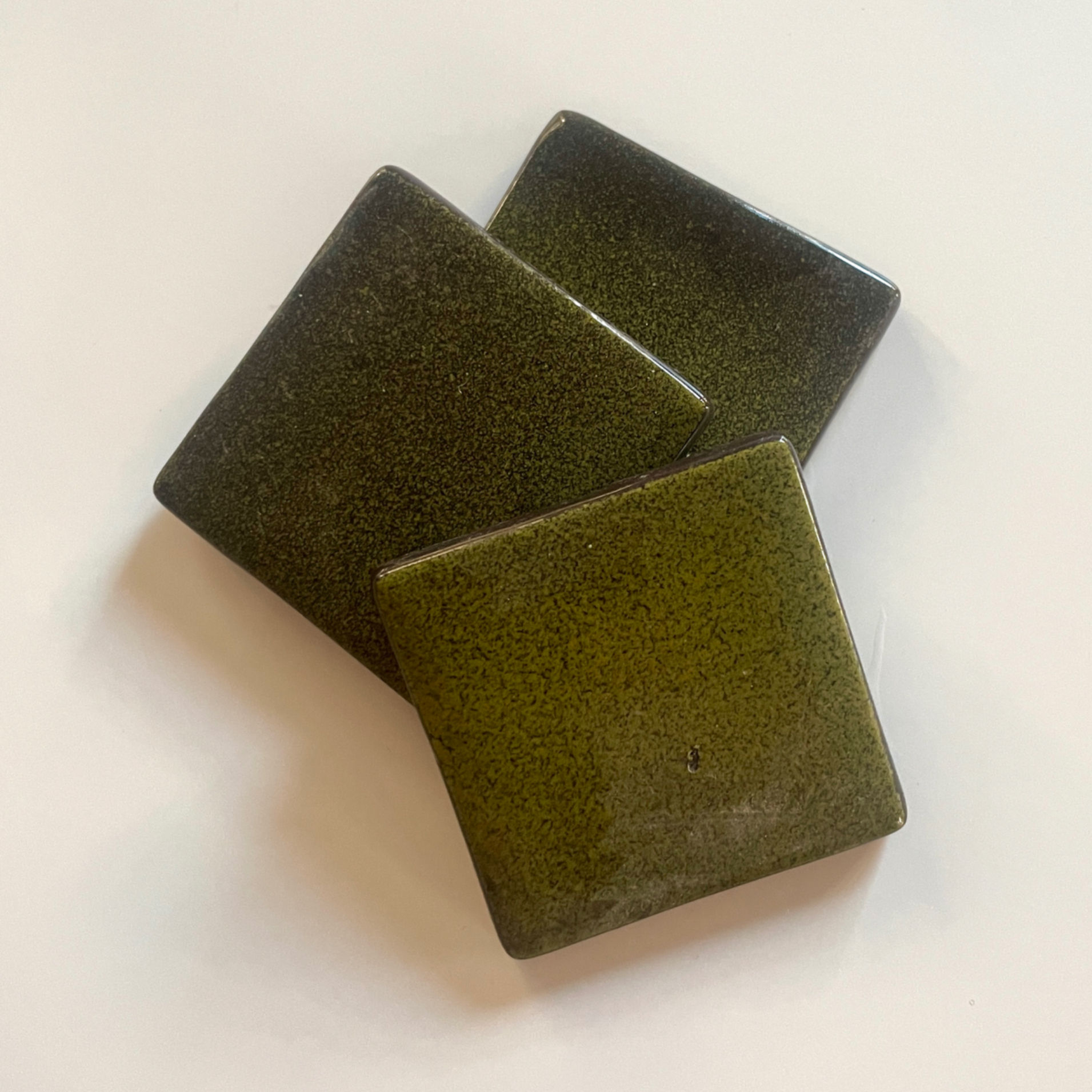 45x45mm - SİYAH ÜZERİ PÜSKÜRTME YEŞİL Sanatsal Cam Mozaik (41)