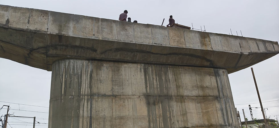 कुकड़ा रेल फाटक पर निर्माणाधीन ओवरब्रिज के पियर कैप में गहरी दरार, सुरक्षा को लेकर उठे सवाल