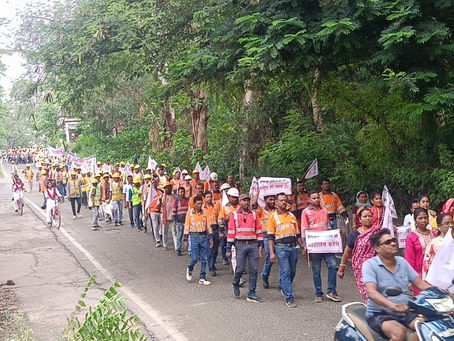 80 साल पुराने ACC सीमेंट प्लांट पर बंदी का संकट, सड़क पर उतरे मजदूर; 15 किलोमीटर पैदल मार्च कर सरकार से लगाई गुहार