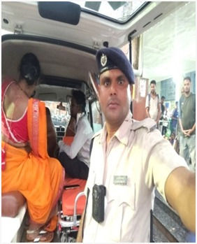 राउरकेला स्टेशन पर ट्रेन से उतरे यात्री की बिगड़ी तबीयत, आरपीएफ ने एंबुलेंस से अस्पताल पहुंचाया
