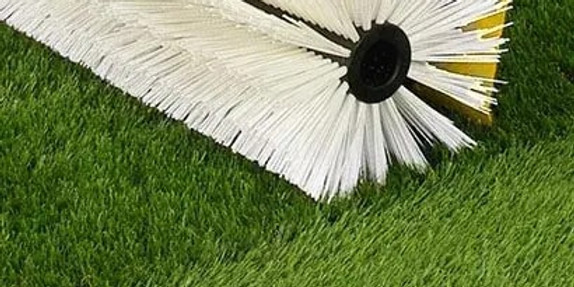 Brosser un gazon synthétique