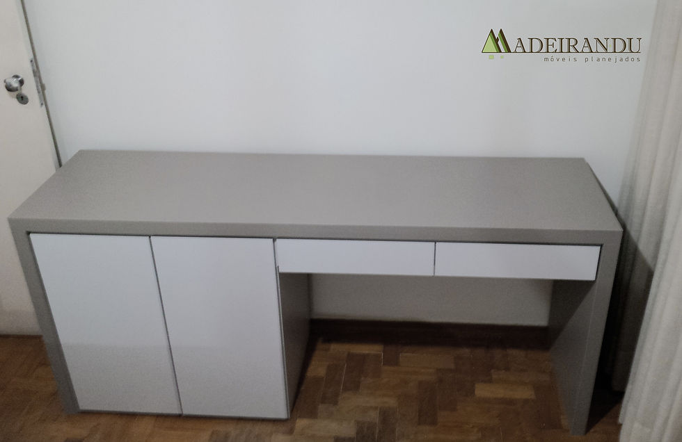 Mesa com sapateira interna
