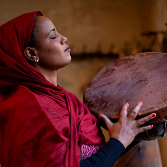 Aziza Brahim dai campi-profughi alla musica internazionale (testo e video).