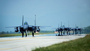 ITALIA IN GUERRA. Dalla base di Aviano il rifornimento per i raid sull’Iran