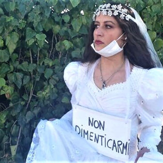 "Non dimenticarmi". L'appello dell'artista in abito da sposa.