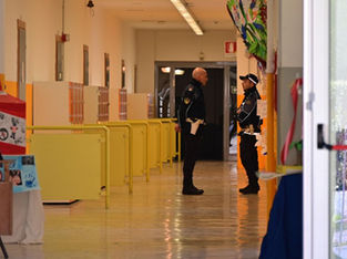 ITALIA / GIOVANI. Coltellate alla professoressa, quella lontananza mortale dagli adulti