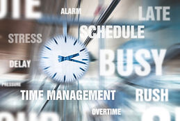 horloge et mots qui symbolisent le stress