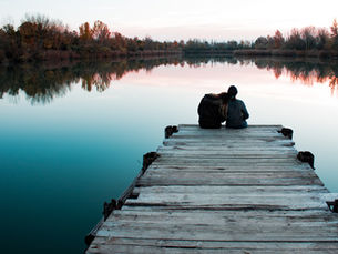 Die Bedeutung von Traumabonding und Stockholm-Syndrom in narzisstischen Beziehungen