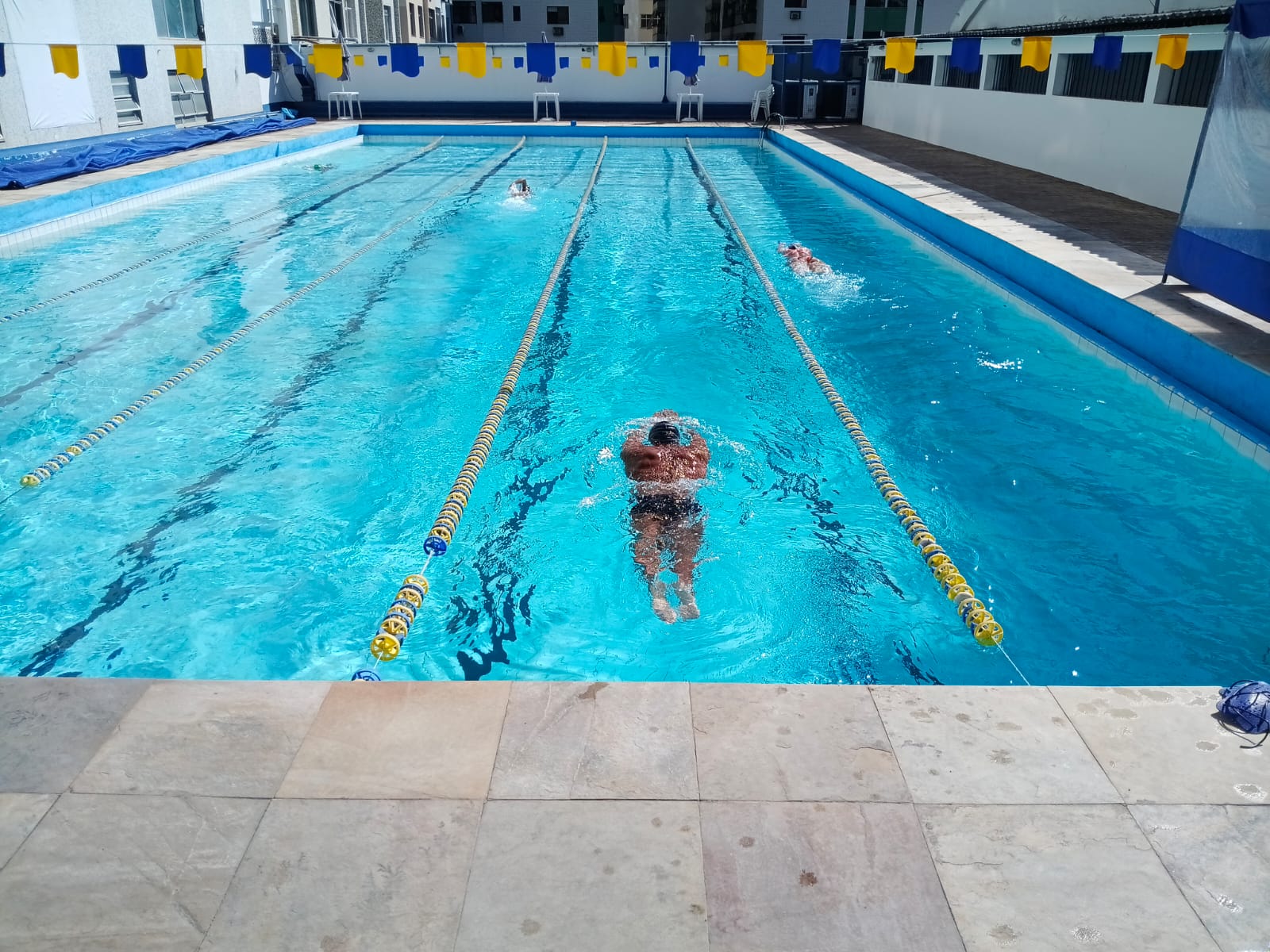 Piscina de 25 metros da Acquaplay Tijuca com alunos nadando