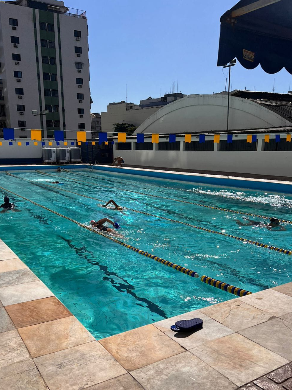 Comunidade da Acquaplay Tijuca reunida junto à piscina