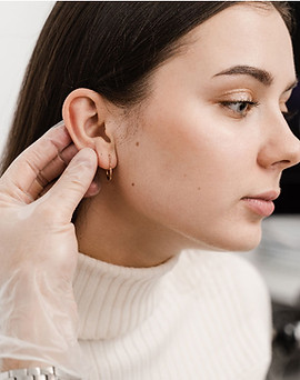 otoplasty-surgical-reshaping-pinna-ear-otoplasty-ear-surgery-surgeon-doctor-examines-girl-