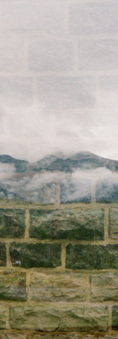 mur de pierre, montagnes, nuages, multiexposure
