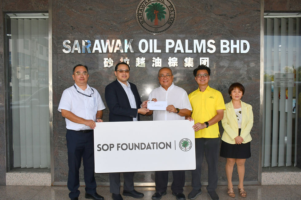 COO Eric Kiu hands over the sponsorship cheque to Miri Mayor YB En. Adam Yii Siew Sang