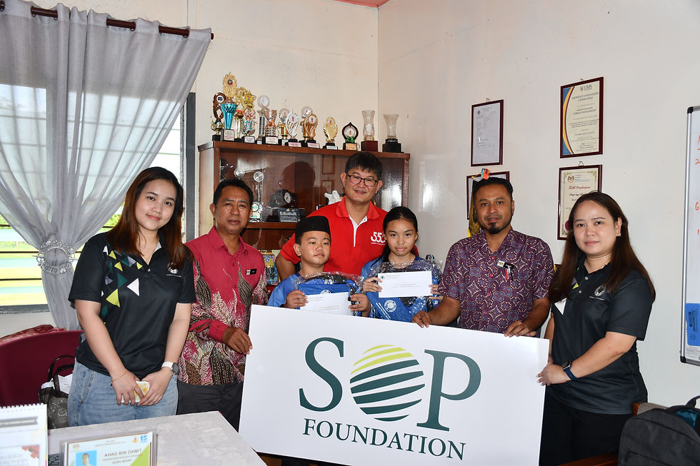 Representatives from SOP, SK Sg. Liuk, and students gathered for a group photo.